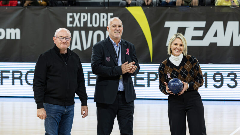 Les Fruitières Chabert donnent le coup d'envoi de la première rencontre de l'équipe féminine au Phare !